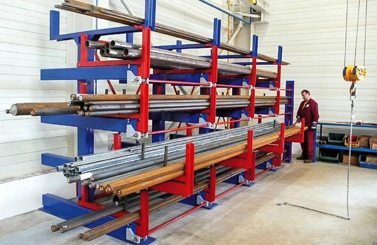 Multi-level telescopic cantilever rack with chain drive system